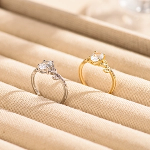 Detailweergave van de rankvormige ringen met ovale stenen en glinsterende bladaccenten