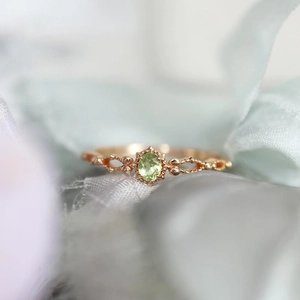 Squisito anello placcato oro con peridoto ovale e zirconia dal design vintage retrò