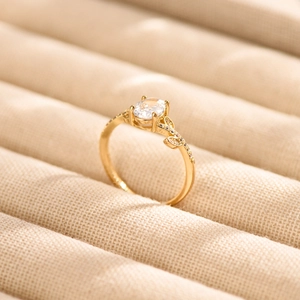 Elegante gouden ring met ovale moissaniet en bladontwerp met pavé-gezette stenen
