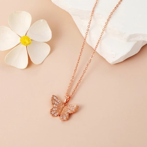 Elegante Schmetterlingskette in Roségold mit funkelnden Zirkonia-Steinen für Damen