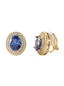 Nahaufnahme der saphirblauen ovalen Ohrringe mit doppeltem Pavé-Kranz in Gold-Finish