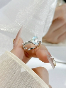 Detalle del anillo de luna ajustable con ópalo azul hielo y perlas en plata