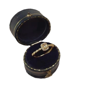 Anillo vintage de oro con citrino ovalado amarillo en caja de terciopelo azul