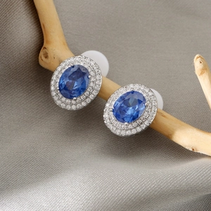 Blaue Saphir-Ohrringe im Vintage-Stil mit doppeltem Diamant-Halo auf einem Holzzweig