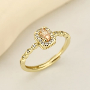 Detalle macro de anillo de cristal champán con halo de circonitas y banda ondulada