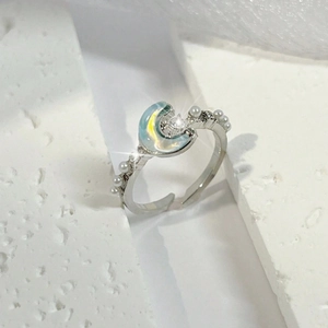 Anillo ajustable luna azul glaciar con opalo iridiscente y piedras de circonita