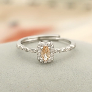 Anillo ajustable de citrino champán con halo de diamantes y banda de plata torcida