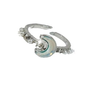 Anillo abierto luna azul glaciar con piedra de luna iridiscente y detalles de perlas