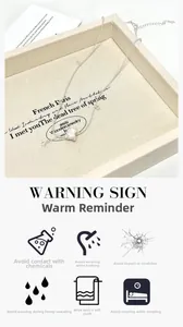 Gros plan du collier avec pendentif carré en zircon et conseils d'entretien du bijou