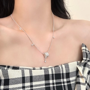 Élégant Collier en Cuivre Zirconia Perle Rotative pour Femmes Argent Pendentif Goutte d'Eau Cylindre Collier Bijoux Quotidien Navettage