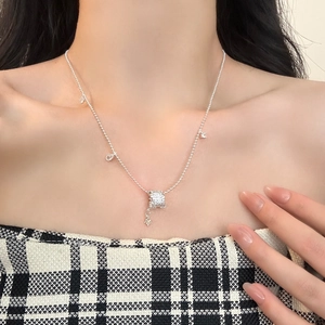 Collier élégant avec pendentif barillet en zircon et chaîne perlée sur cou de mannequin