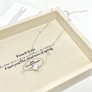 Élégant collier en argent avec pendentif en zircon carré sur une chaîne fine