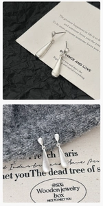 Detalle de pendientes de gota de plata con una refinada textura de metal mate cepillado