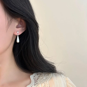 Elegantes pendientes de gota de plata cepillada para un estilo minimalista y moderno