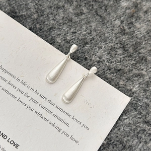 Elegantes pendientes largos de gota en plata mate cepillada de estilo minimalista