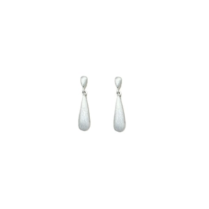 Elegantes pendientes colgantes de gota de agua en plata mate con diseño minimalista