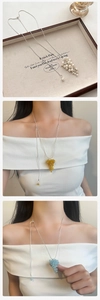 Detail van de verstelbare druiventros hanger ketting met witte en blauwe parels
