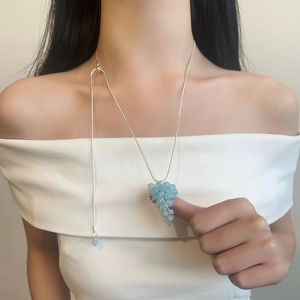 Elegante zilveren ketting met blauwe parelmoeren druiventros hanger voor dames