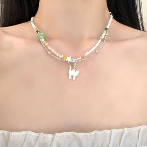 Dubbellaagse kralenketting met witte kat hanger en natuurstenen accenten voor dames