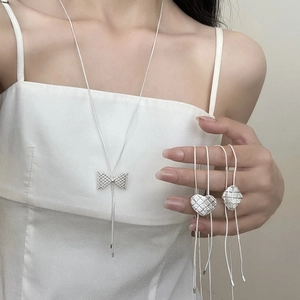 Versilberte Kupfer Herz Schleife Lange Halskette Verstellbare Schiebeschnalle Bolo-Stil Gesteppte Schmuck Für Damen