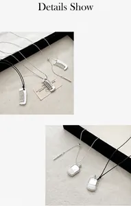Detalle del collar con colgante de peine plateado ajustable con cordones de cuero