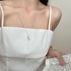 Verstellbare lange Halskette mit silberner Schleife und Herz im eleganten minimalistischen Stil