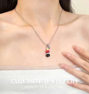 Primer plano de collar con colgante bohemio de cuentas multicolores en cadena de plata