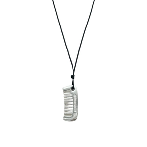 Collar con colgante de peine plateado con grabado Atelier Edition y cordón negro fino
