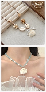 Détail d'un collier de perles bleues avec pendentif coquillage et collier étoile de mer