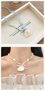 Détail de colliers de plage avec pendentifs coquillages étoiles de mer et perles