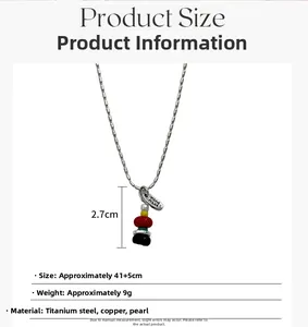 Detalle de dimensiones del collar de cuentas con colgante de 2,7 cm y cadena de 46 cm