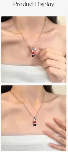 Detalle del collar de cuentas de colores con una pequeña placa de metal hecha a mano