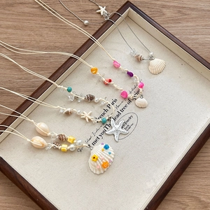 Collier de plage bohème avec coquillages d'étoiles de mer et perles colorées