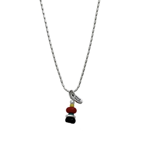 Collar artesanal con cadena de bambú plateada y colgantes de cuentas de colores