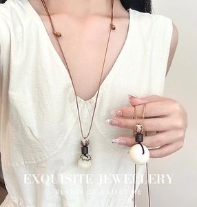 Gros plan du pendentif rétro Bodhi Peace Buckle avec perles blanches et cordon tressé