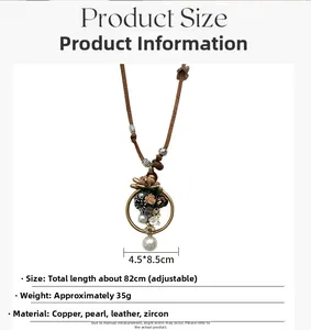 Détails du pendentif fleur avec perle blanche et anneau en bronze sur cordon cuir
