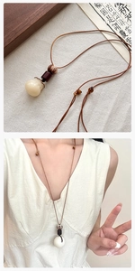 Détail du collier long vintage Bodhi avec perles en bois et cordon réglable sur mannequin