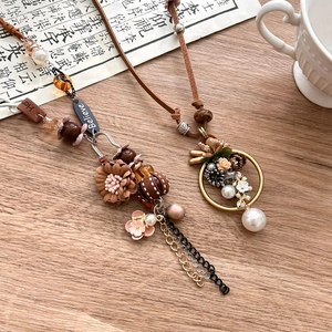 Long collier de style rétro avec pendentifs fleurs perles et breloques faites main