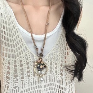 Collier rétro avec pendentif fleur et perle, longue corde au style vintage et naturel pour femme