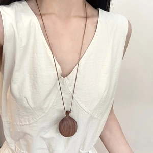 Long sandalwood gourd pendant necklace in vintage ethnic style for women's sweaters
