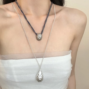 Vintage-Halsketten mit plissiertem Muschel-Anhänger, gewebtem Seil und Silber-Details