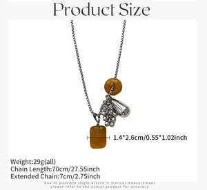 Macro detail van titanium stalen ketting met oranje natuursteen en zilveren boxketting