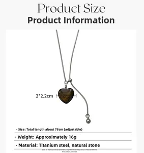 Détail du pendentif cœur en pierre naturelle avec chaîne ajustable en acier titane argenté