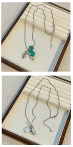 Detail van titaniumstalen ketting met groene natuursteen en waterdruppelhangers