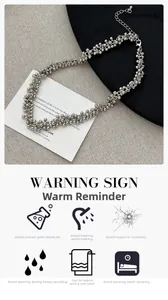 Detail van de zilveren kralenketting met karabijnsluiting en onderhoudsinstructies
