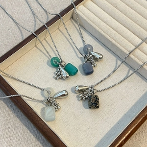 Lange titanium stalen ketting met natuurstenen hangers en een zilveren boxketting