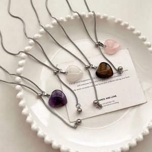 Collier en Acier Titane Pierre Naturelle Cœur pour Femmes Chaîne Serpent Réglable Améthyste Quartz Rose Œil de Tigre Bijoux