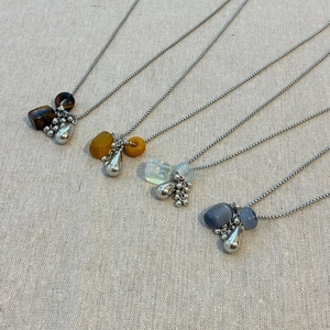 Lange titanium stalen ketting met natuurstenen druifhangers in vier vintage kleuren