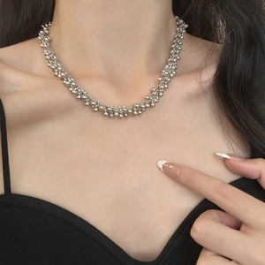 Moderne tros kralenketting met zilveren metalen kralen voor modieuze damesstijl