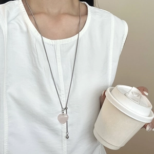 Collier minimaliste en acier titane argenté avec pendentif coeur en pierre naturelle